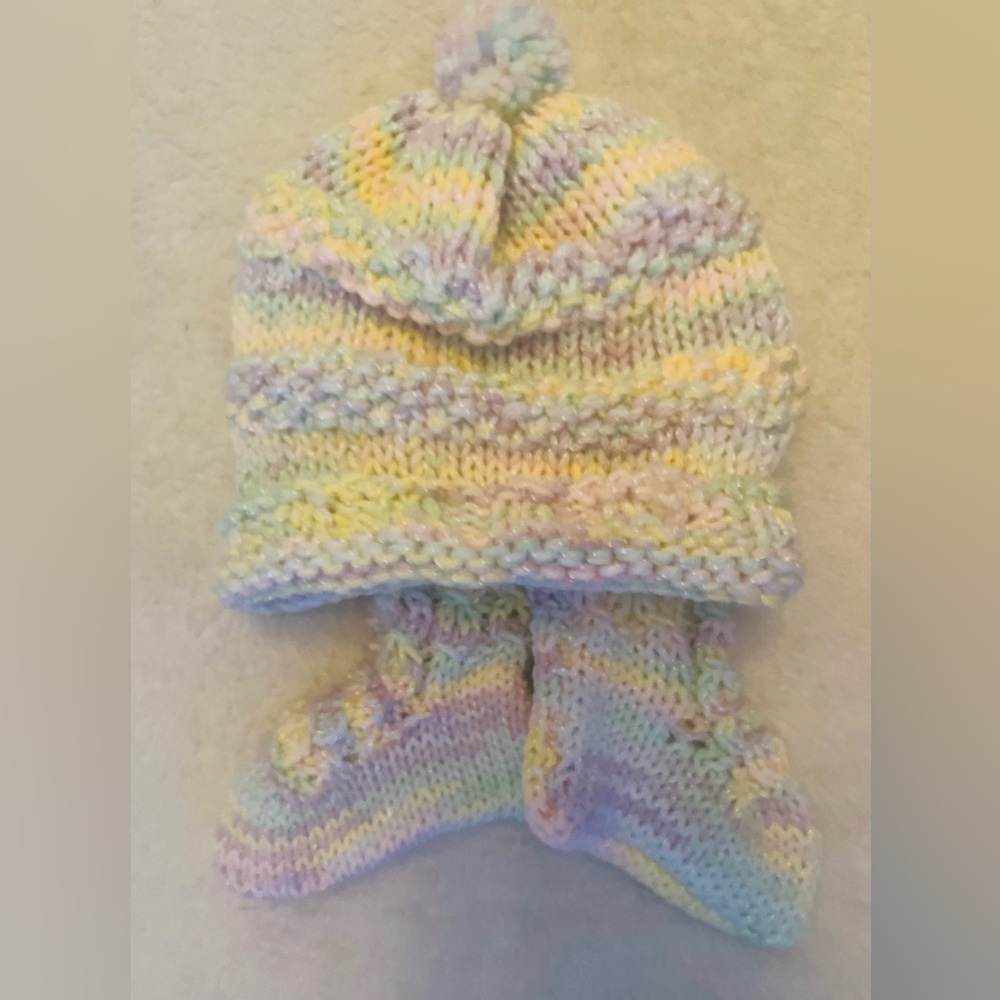 🆕 Pastel Knit Baby Hat and Booties Set Newborn - Picture 3 of 5